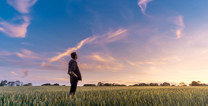 joven en el campo aceleradora de empresas 