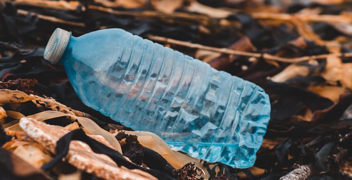 botella de plastico en el suelo productos plastico biodegradable