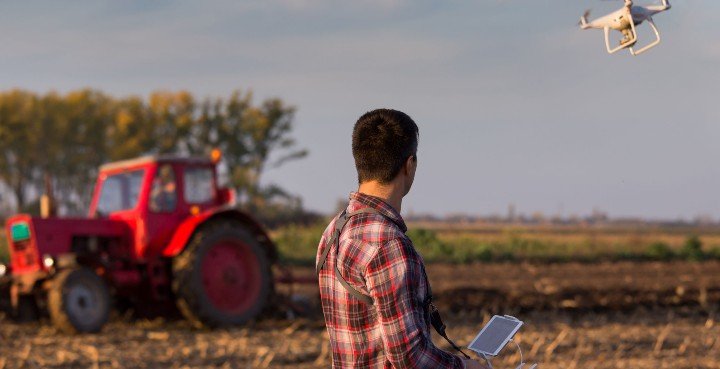 agricultor manejando dron