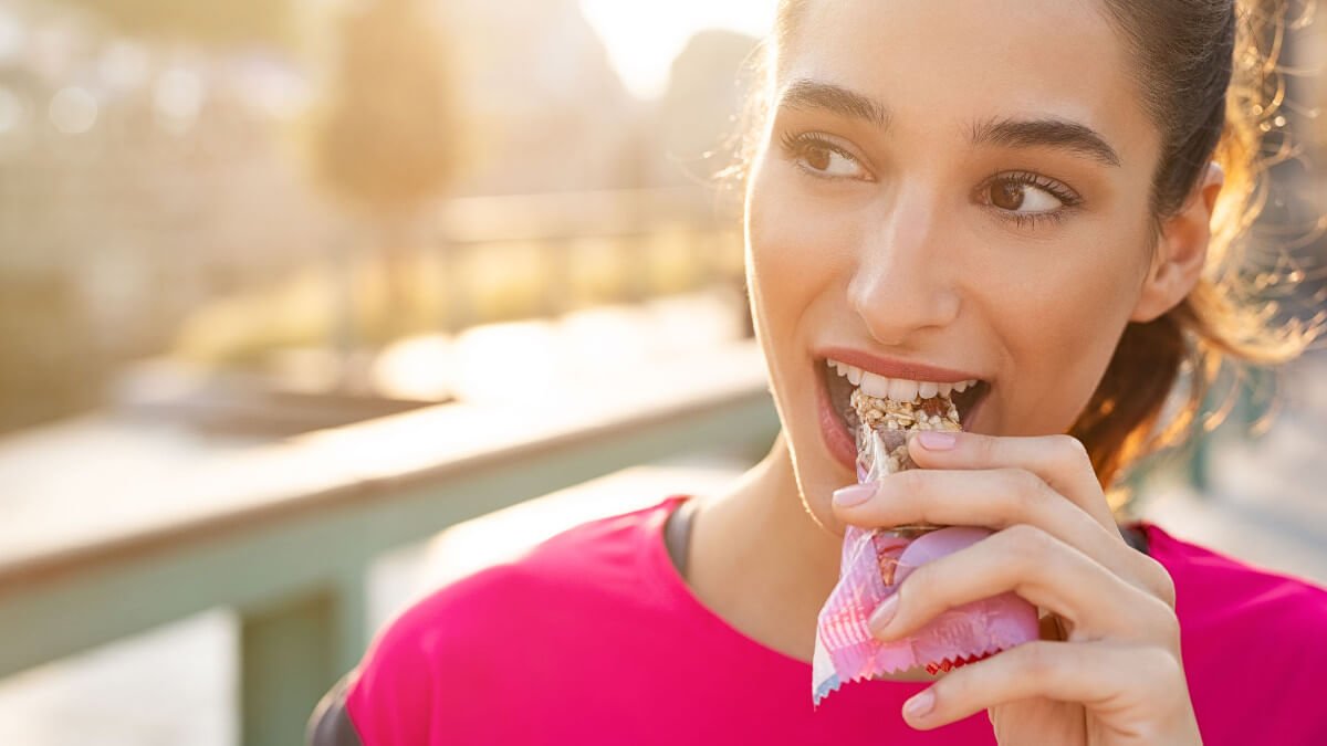 mujer comiendo alimentos funcionales